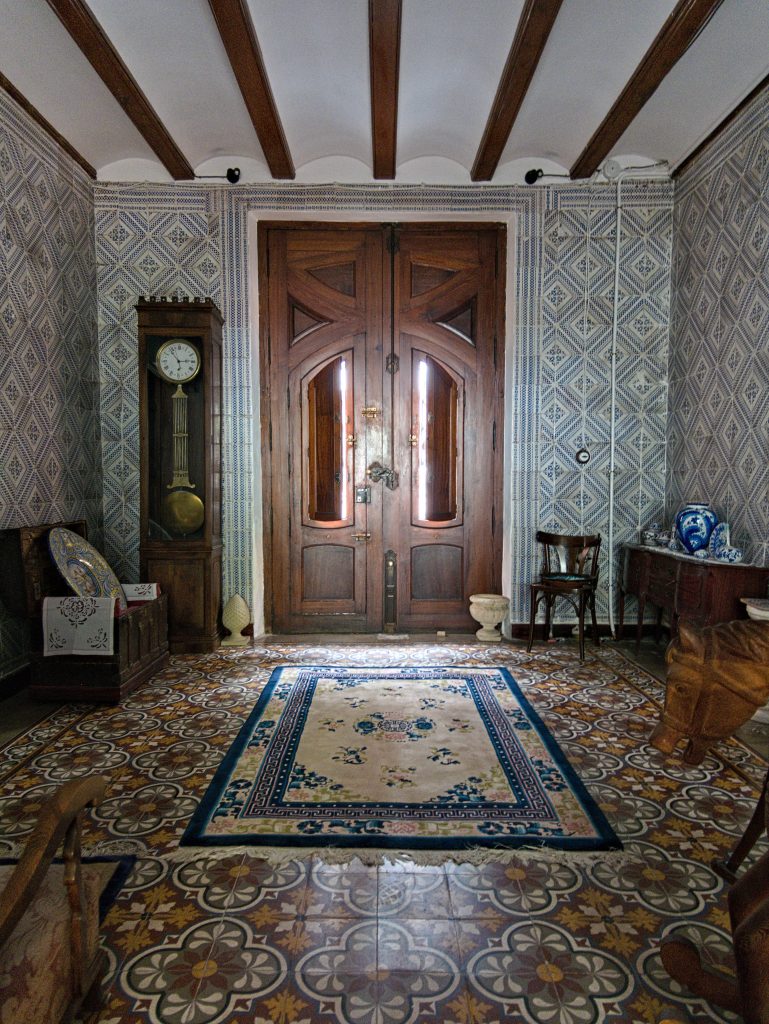 Vaulted ceiling with original ceramic tiles in Casa Mayolica living room