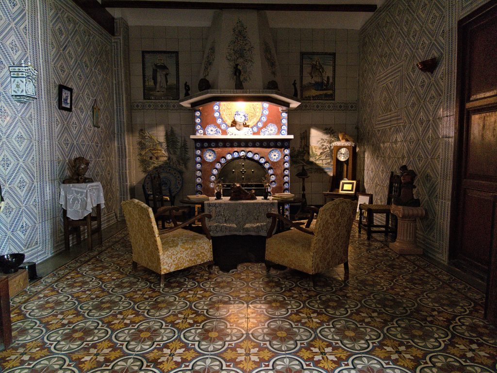 Hand-painted mayolica tiles in a Casa Mayolica bedroom, Manises