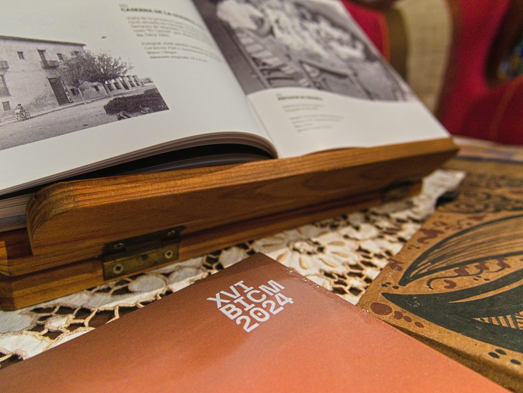 Cozy reading corner with ceramic art details at Casa Mayolica