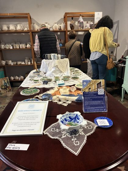 Visitors browsing Manises ceramics at the Casa Mayolica ceramic market during Open House Valencia
