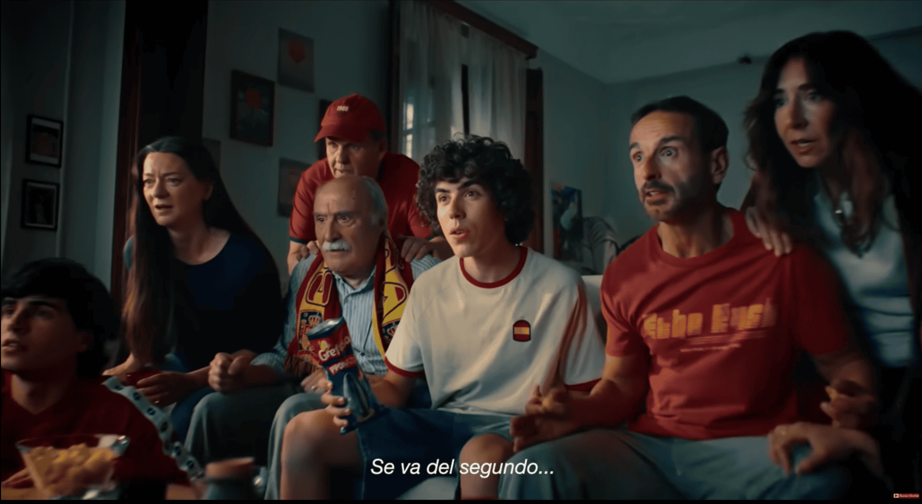 Still from El Piponazo: a family watching a football match on TV