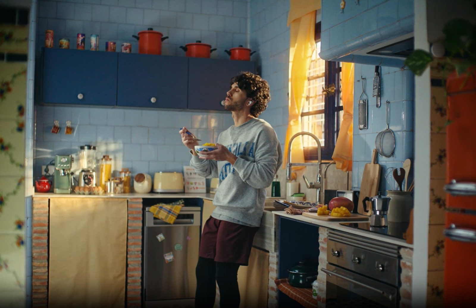 Still from the Mango TROPS commercial filmed in the kitchen of Casa Mayolica